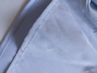 Vestido satén azul cruzado