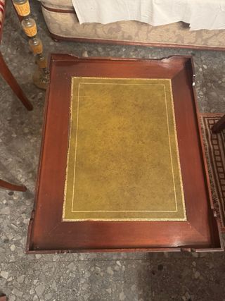 Mesa auxiliar pequeña con ruedas