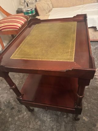 Mesa auxiliar pequeña con ruedas