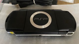 CONSOLA COMPLETA SONY PSP-1004 (FAT) COLOR NEGRO