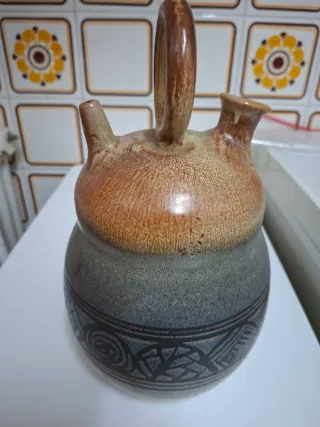 Botijo de cerámica con asa y dos picos