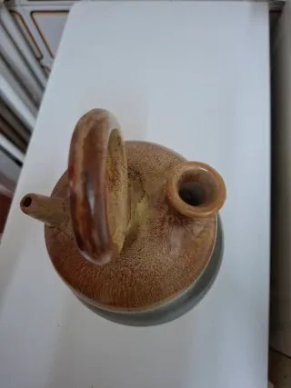 Botijo de cerámica con asa y dos picos