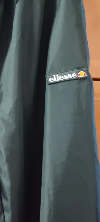 Chandal Ellesse Talla M Azul y negro.