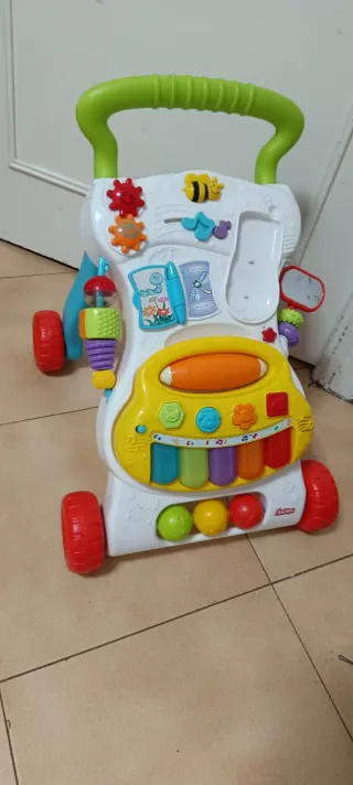 Correpasillos infantil con piano y ruedas