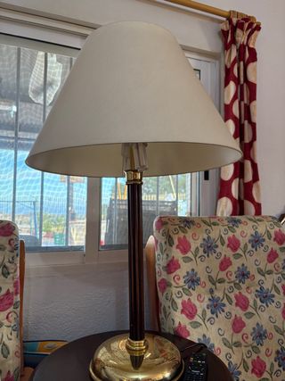 Lámpara de mesa madera y metal