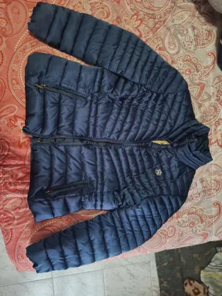 Abrigo azul acolchado