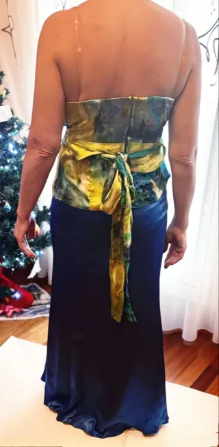 Elegante conjunto corpiño falda larga azul y pañue