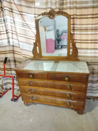 Cómoda antigua de madera tallada