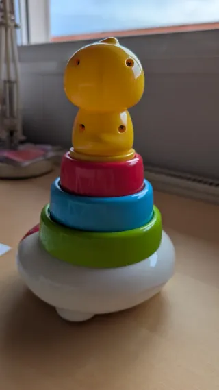 Pato musical con piano y aros apilables