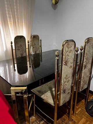 Mesa comedor cristal negro y 4 sillas doradas