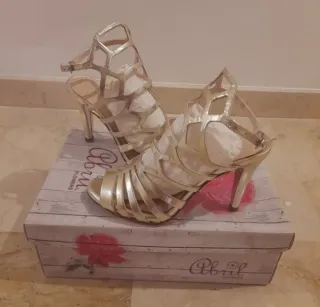 Sandalias Tacón Piel UNISA doradas  Talla- 36
