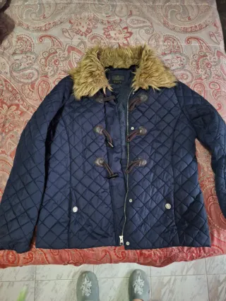 Abrigo azul marino con cuello de pelo