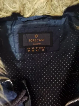 Abrigo azul marino con cuello de pelo