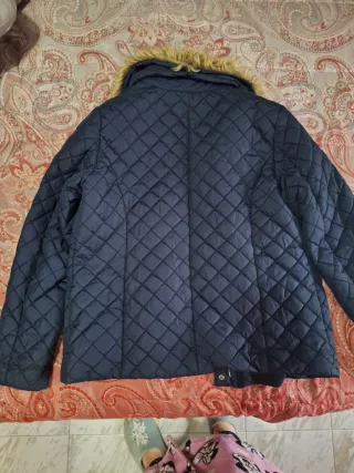 Abrigo azul marino con cuello de pelo