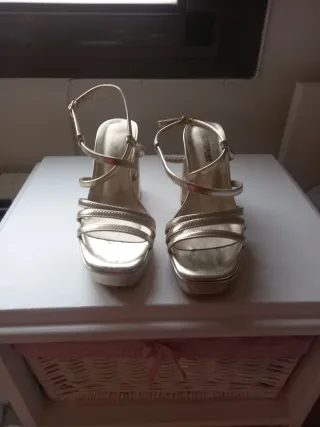 Sandalias doradas tacón plataforma