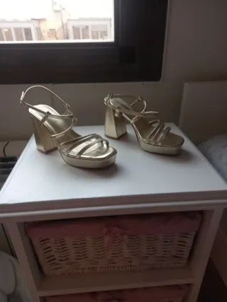 Sandalias doradas tacón plataforma