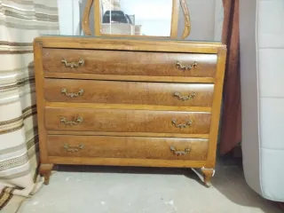 Cómoda antigua de madera con espejo