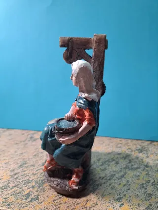 Figura Belén Mujer con Cubo y pozo