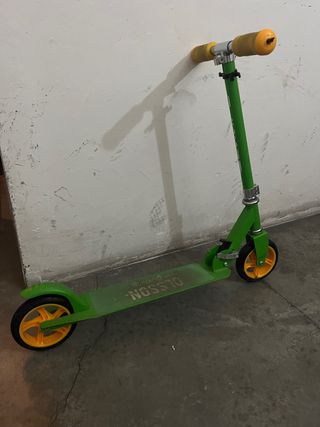 Patinete verde y amarillo