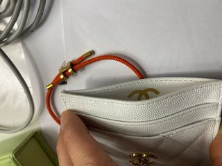 Portacarte Chanel bianco con logo oro