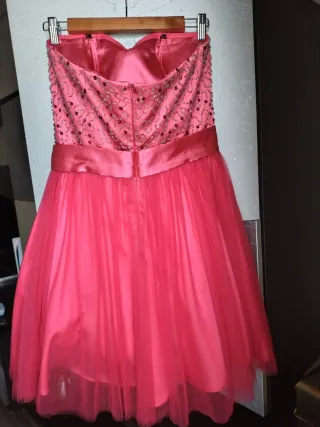 Vestido de fiesta fucsia con pedrería