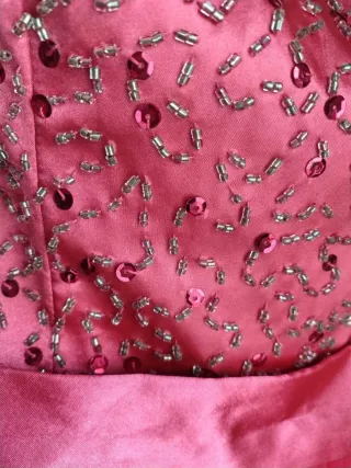 Vestido de fiesta fucsia con pedrería