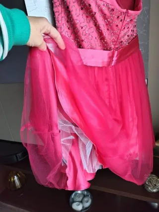 Vestido de fiesta fucsia con pedrería