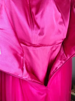 Vestido de fiesta fucsia con pedrería