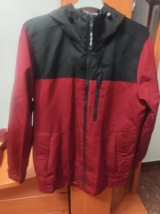 Chaqueta Hollister Roja y Negra con Capucha