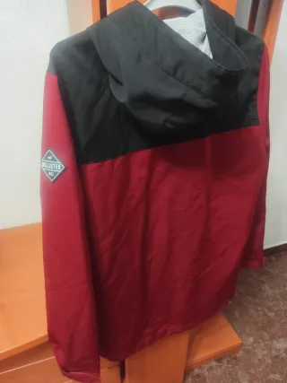 Chaqueta Hollister Roja y Negra con Capucha