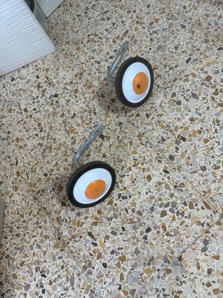 Bici infantil BTWIN con ruedas supletorias.