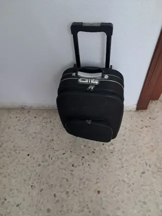 Maleta de viaje negra con ruedas