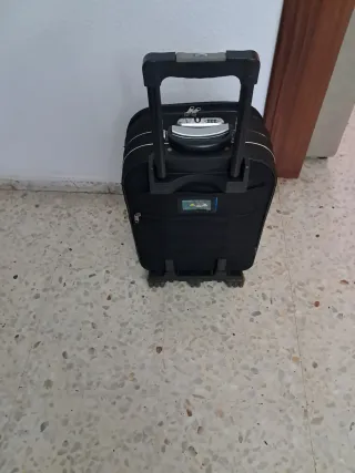 Maleta de viaje negra con ruedas