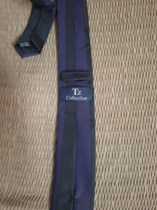 Traje negro con detalles morados