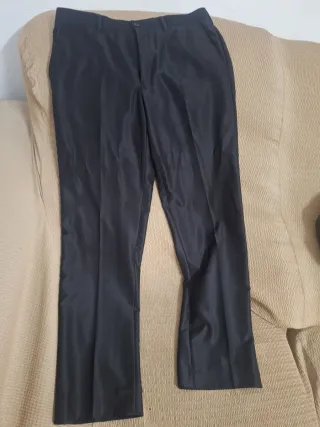 Traje negro con detalles morados