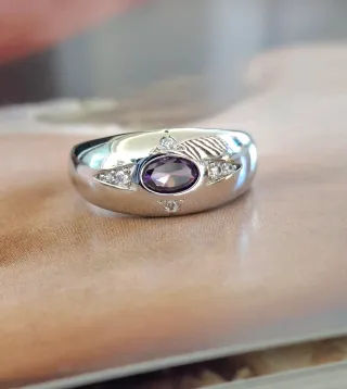 Anillo Plata Ley Gema morada y circonitas.