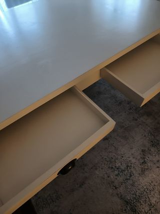 Mesa de comedor beige de madera