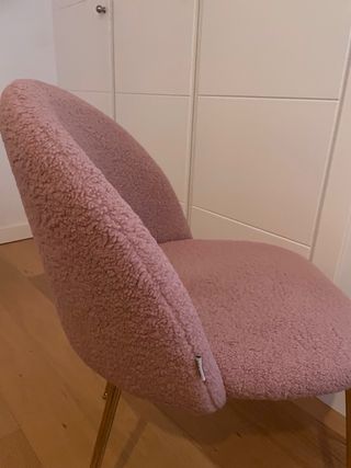 Silla rosa con patas doradas