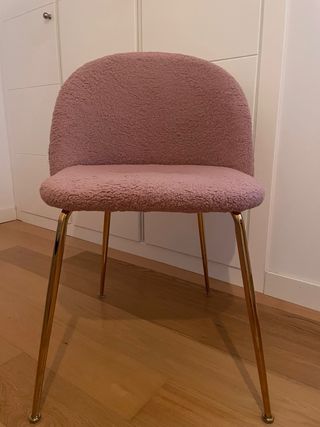 Silla rosa con patas doradas