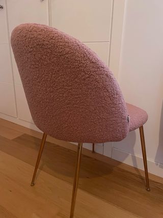 Silla rosa con patas doradas