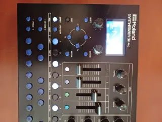 Roland SH-4D Sintetizador y Groovebox