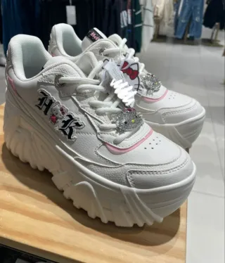 Zapatillas Bershka Hello Kitty Blancas y Rosas