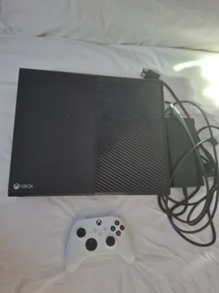 Consola Xbox One Nera + Mando Bianco