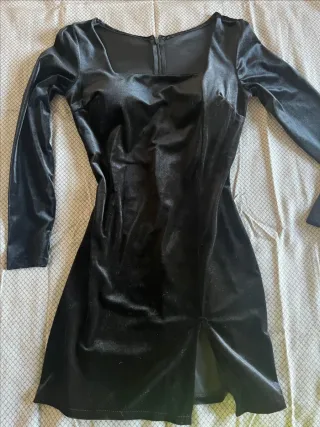 Vestido negro manga larga escote cuadrado