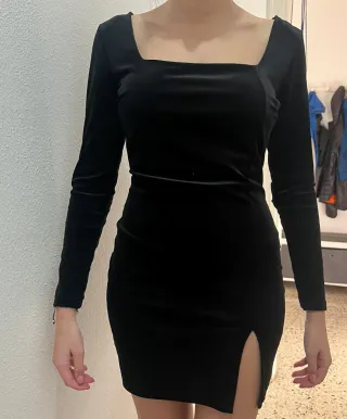 Vestido negro manga larga escote cuadrado