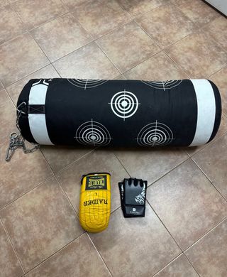 Saco de boxeo y guantes MMA