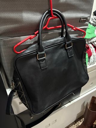 Maletín negro con asa y cinta
