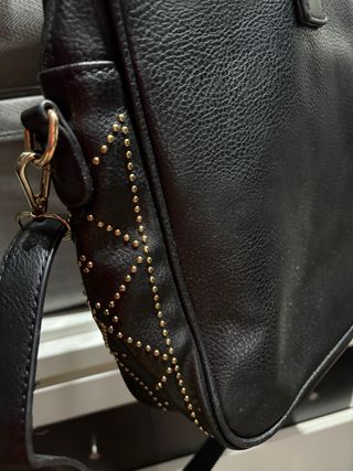 Maletín negro con asa y cinta