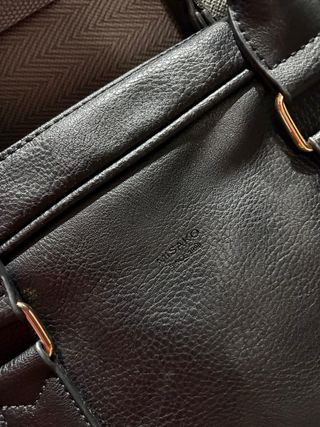 Maletín negro con asa y cinta