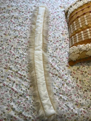 Cuello de pelo sintético beige